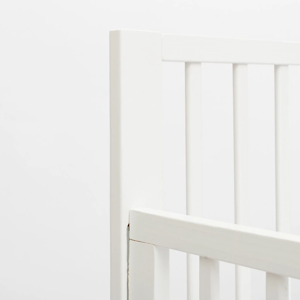 Dětská postýlka New Baby BASIC se stahovací bočnicí bílá